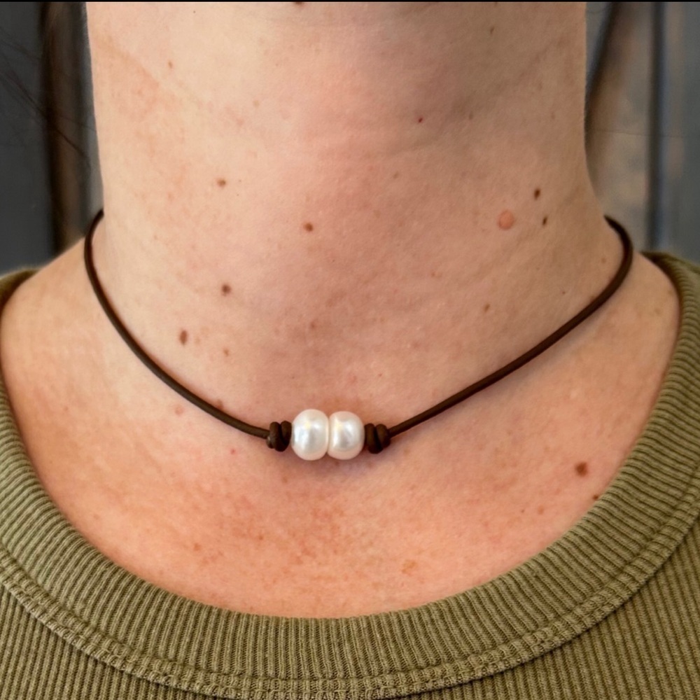 - 2 Freshwater Button Pearls on Leather - choker/necklace. NEW. Handmade - Picture 2 of 7